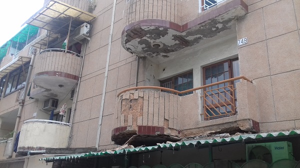 The condition of balconies in the society tells the story of DDA's apathy